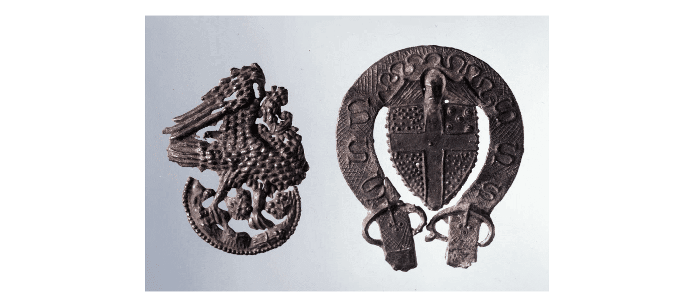 Livery badge; lead alloy. In the form of a collared swan standing in a crescent.