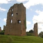 By Sheriff Hutton Castle by John Sparshatt, CC BY-SA 2.0, https://commons.wikimedia.org/w/index.php?curid=115633449